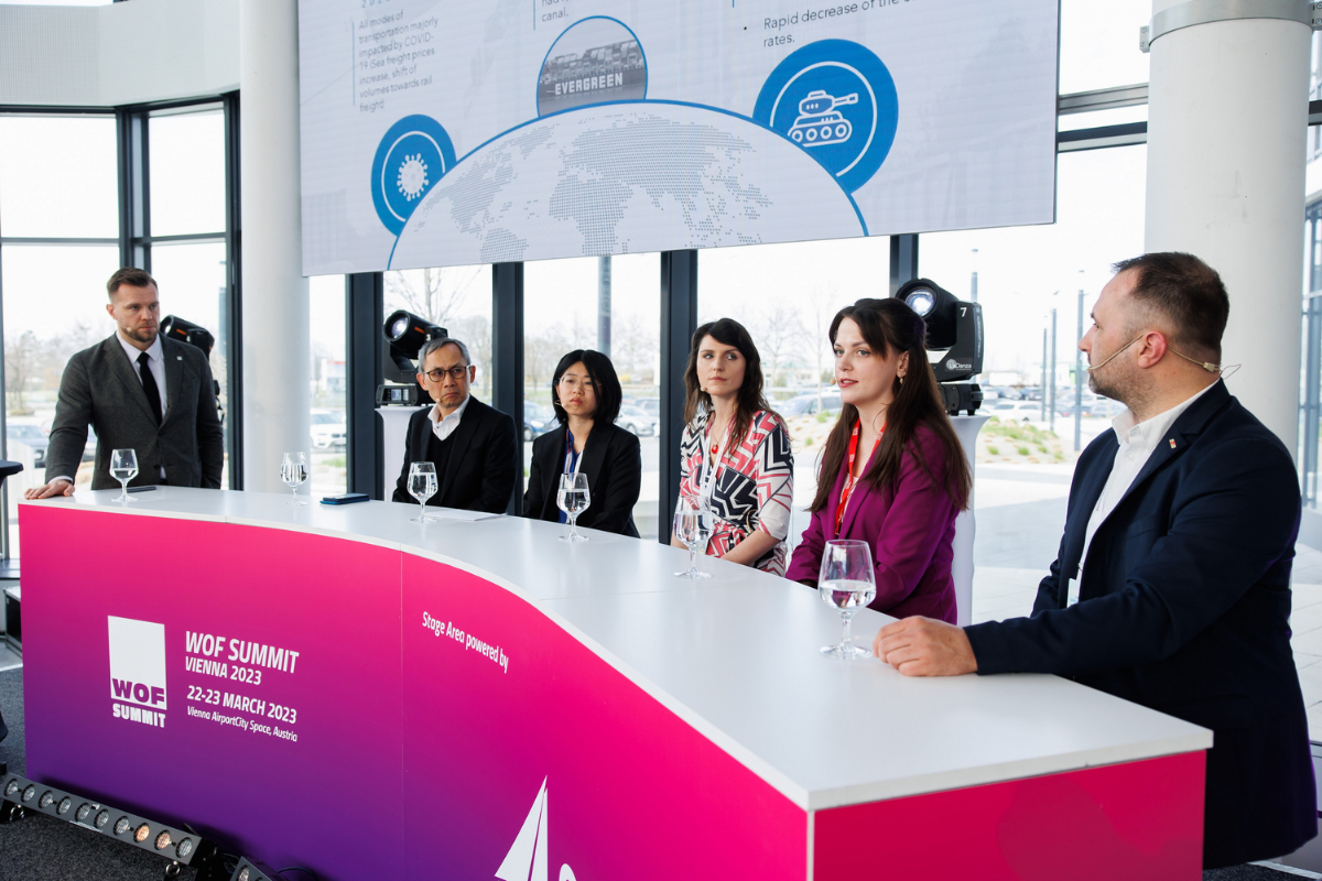 CEO Infinity Standard a Infinity Forwarding Michaela Královičová (tretia z ľavej strany) v panelovej diskusii na WOF EXPO 2023 vo Viedni. 