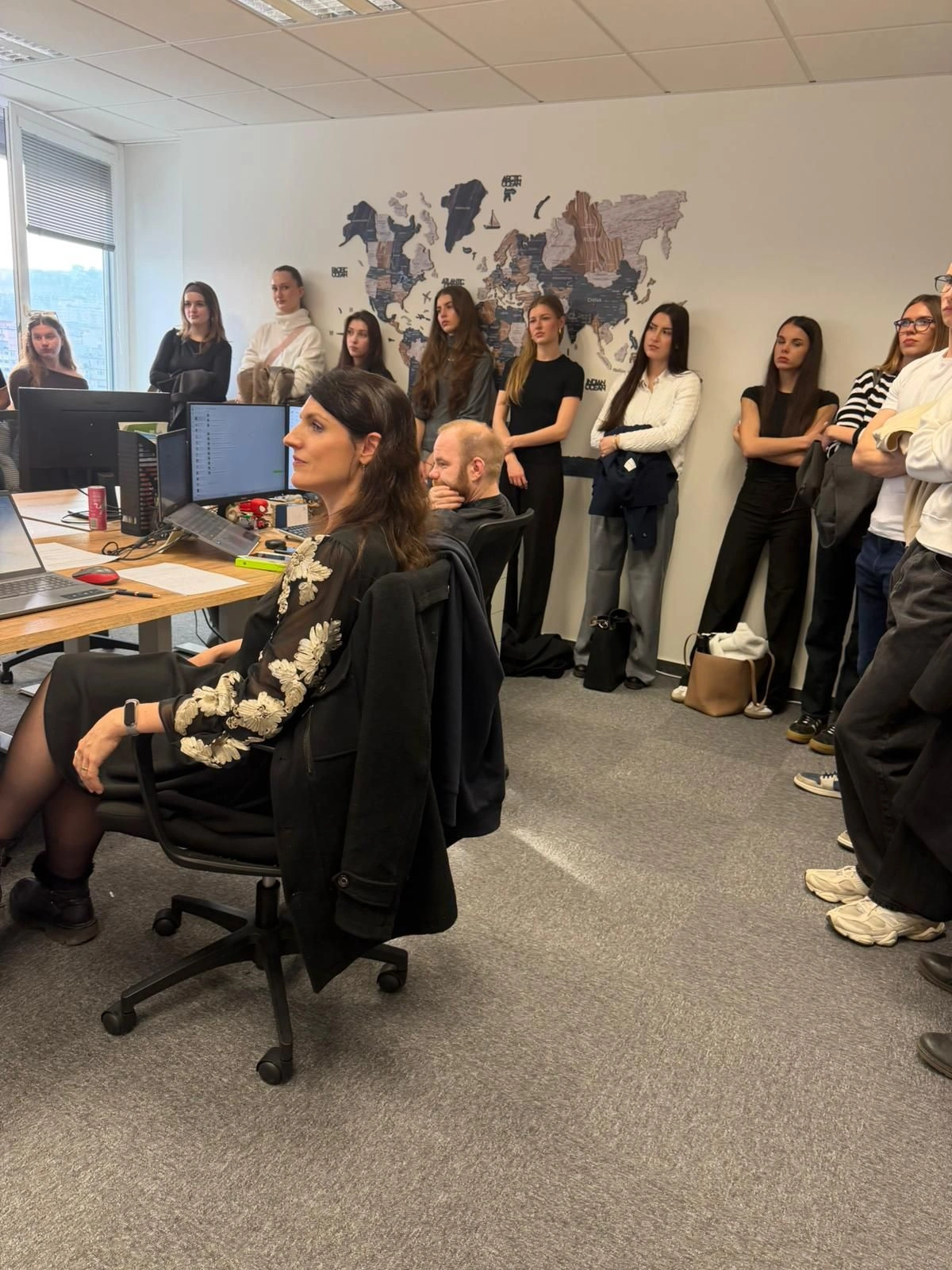 Študenti sledujú logistické procesy v kancelárii